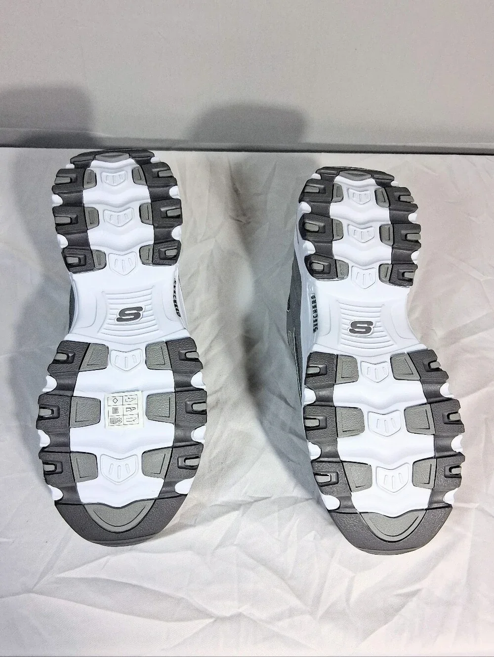 Women's Sporty Grey & White Skechers Size 11 D'Lites NWT Air Cooled Memory Foam